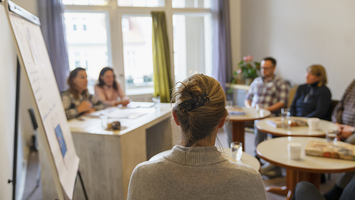 Teilnehmer sitzen im Raum und lernen über Hypnose im Ausbildungsprogramm am IHvV